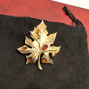 Vintage Monet Brooch in Gold tone